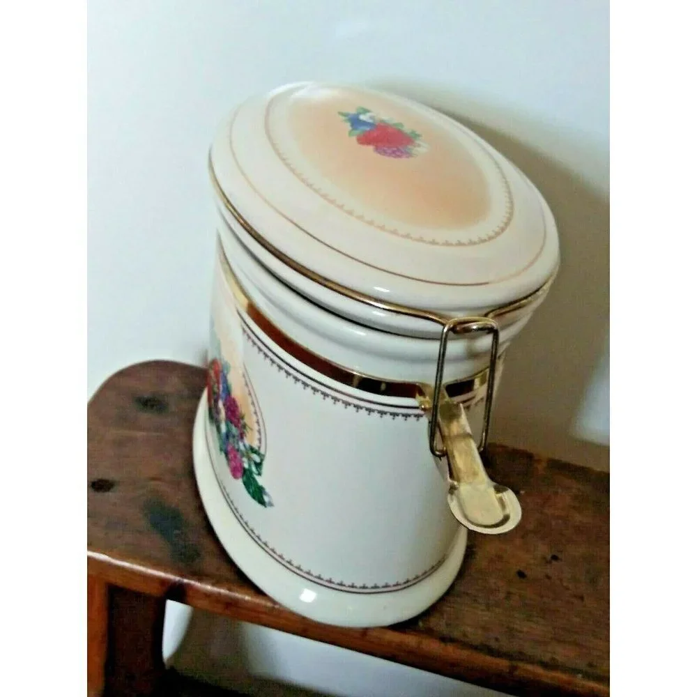Knott's Berry Farm Strawberry Fruit LG Oval Ceramic Canister w/Gasket Sealed Lid